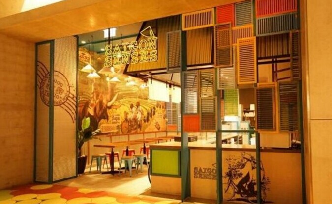 這家賣越南小吃的餐廳摻入了法式風情，毫無違和感