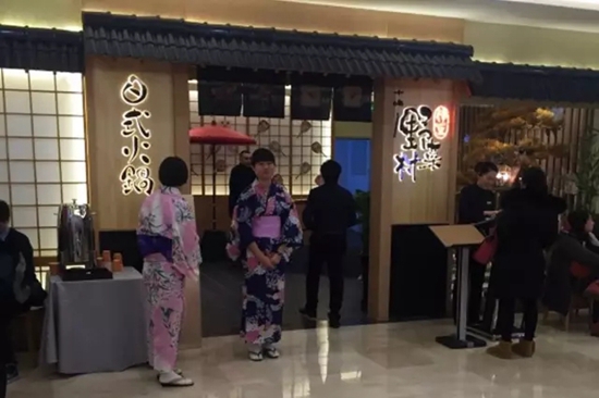 火鍋店關(guān)門潮之際，這家店憑啥開業(yè)就排隊(duì)？