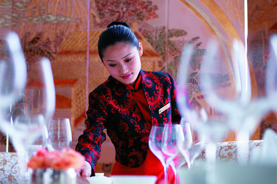 去一家餐廳用餐，你遇到過哪些尷尬的服務(wù)？|餐飲界