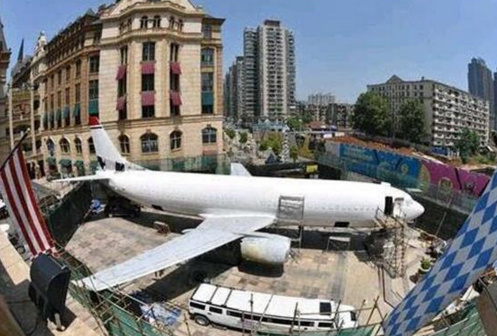 武漢商人購(gòu)?fù)艘埏w機(jī)建餐廳 按空乘標(biāo)準(zhǔn)招服務(wù)員
