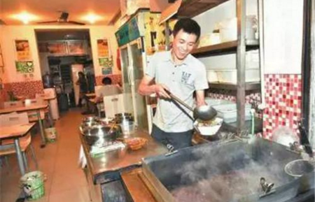 老人吃飯忘付飯錢，餐館老板“理解”感動全國