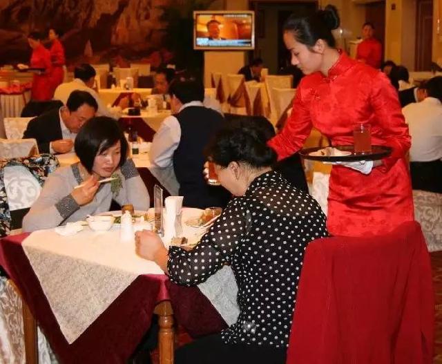 餐廳生意不好，老板竟然吃客人的剩菜……（看完沉默了?。?></a>
          <div> <a href=