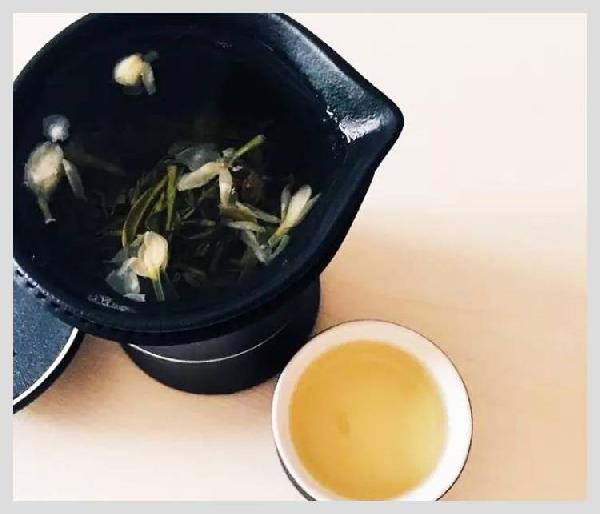 無印良品開了一家咖啡館，但主角是一款“性冷淡”的茶？|餐飲界