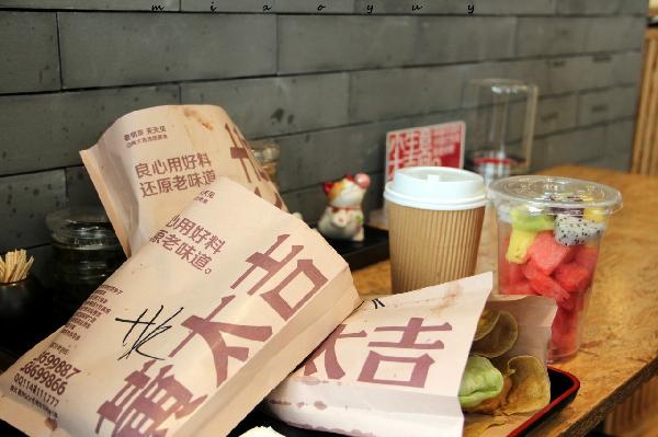 風(fēng)口上的同類，為何黃太吉關(guān)店過半，西少爺年入1億？|餐飲界