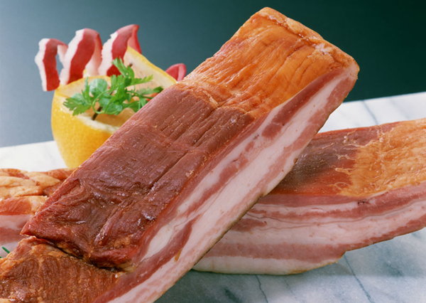 臘肉過于鮮艷慎買，選購時(shí)要看標(biāo)識聞氣味