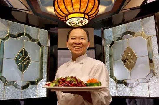 不懂英語！湖北農(nóng)村娃逆襲成美十家餐廳老板，被美國人封為功夫廚神！