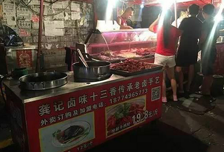一天2000元銷售額，小龍蝦小推車模式有前景嗎？（上）