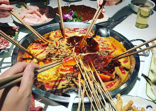 敢去紐約時(shí)代廣場(chǎng)秀肌肉，這個(gè)四川火鍋憑什么？