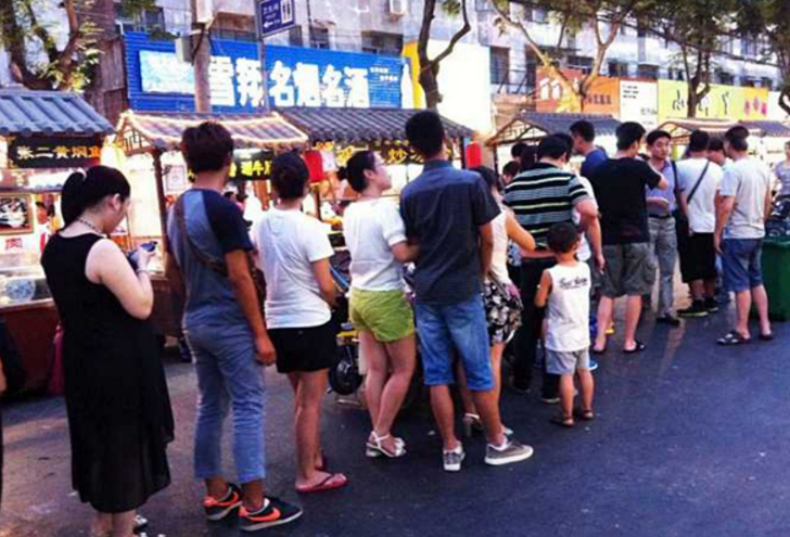 網紅餅店雇人排隊 20人隊伍有7人都是托
