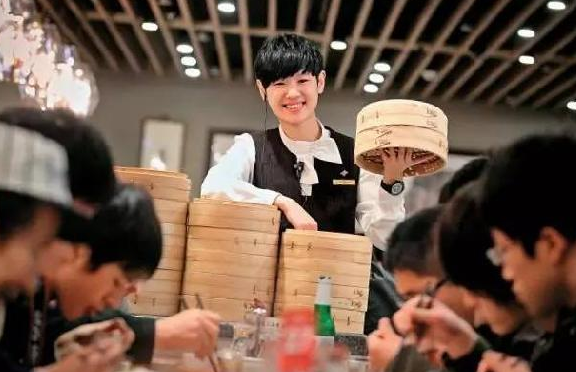 鼎泰豐員工忠誠度高、服務水平強的秘密原因是？