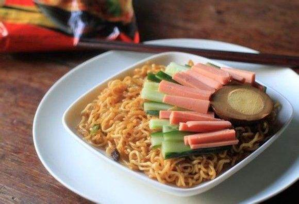 被外賣“打敗”的不只方便面，還有好搭檔火腿腸|餐飲界