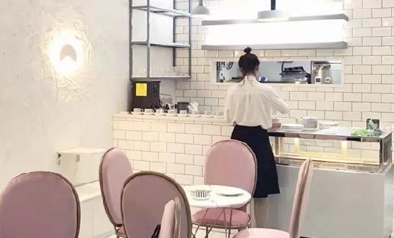 餐廳前臺菜單設(shè)計得好，顧客抬頭就會點單
