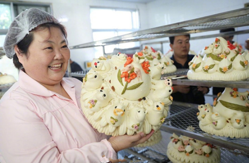 大媽賣饅頭3年 年銷1000萬元，網(wǎng)友：我該賣燒餅還是賣饅頭？