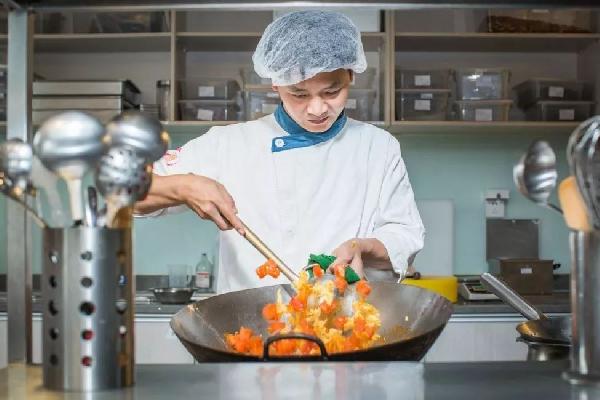 純外賣品牌夾縫中求生存，“堂食+外賣”兩條腿走路才是正道|餐飲界