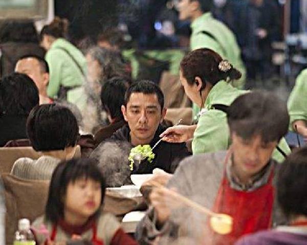 海底撈“變態(tài)”服務(wù)再升級！這次用的是黑科技……|餐飲界