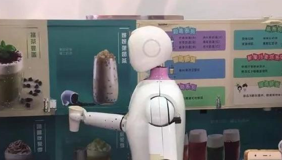 機(jī)器人“入侵”奶茶店，搞噱頭還是真有料？ 來(lái)源：咖門(mén)    作者：李沐      2017-10-27 08:37      973