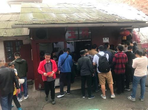 這家開了35年的老長(zhǎng)沙米粉店，6塊錢一碗，6點(diǎn)就開始排隊(duì)了|餐飲界