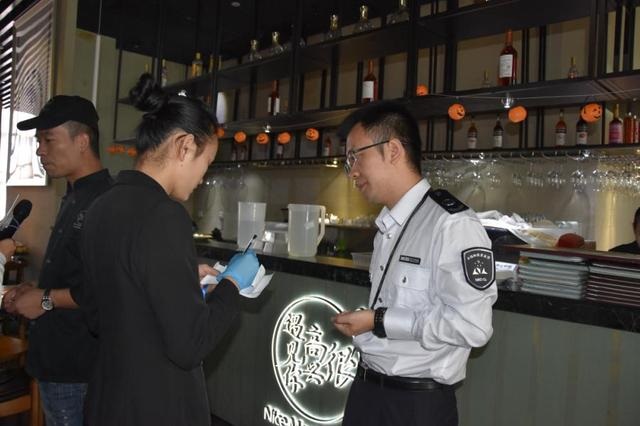 韓寒在深圳的餐廳再被查，后廚餐具堆地上降C！