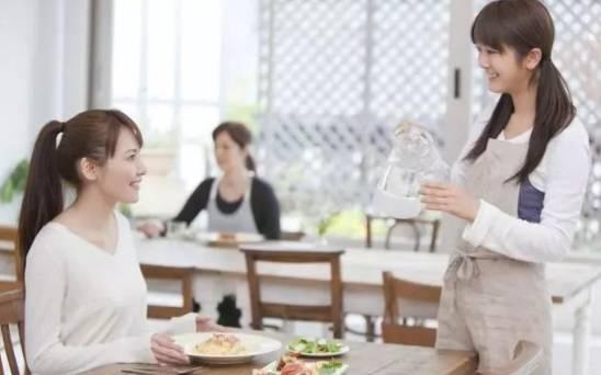 打動顧客的8條攻心計，優(yōu)秀的餐廳服務(wù)員都在用！