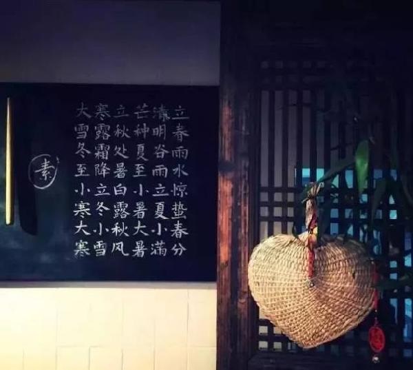 這家不足10平米的小店，只有一張桌子，無(wú)肉無(wú)酒，卻治愈了無(wú)數(shù)的過(guò)客