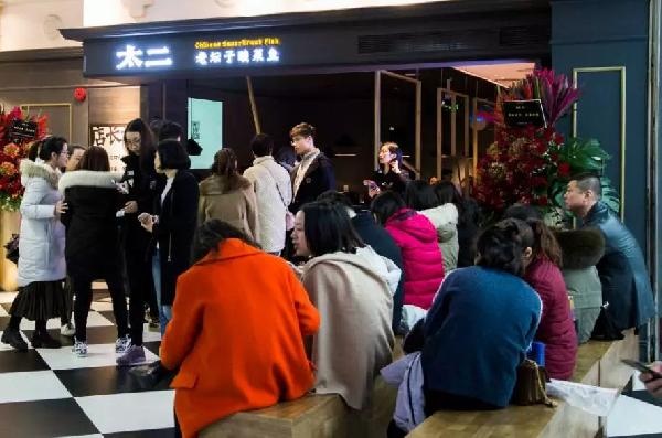 4人以上不接待，卻排隊(duì)800桌，這家“奇葩”店的邏輯是？