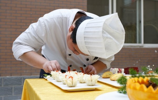 餐飲服務(wù)升級(jí)正當(dāng)時(shí)，服務(wù)模型、員工管理模式的正確打開(kāi)方式是？