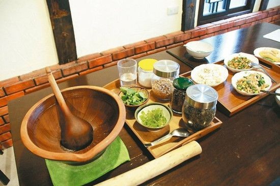 自學(xué)成才的成都老大叔，賣(mài)又貴又囂張的一碗面為啥還是生意比你好？