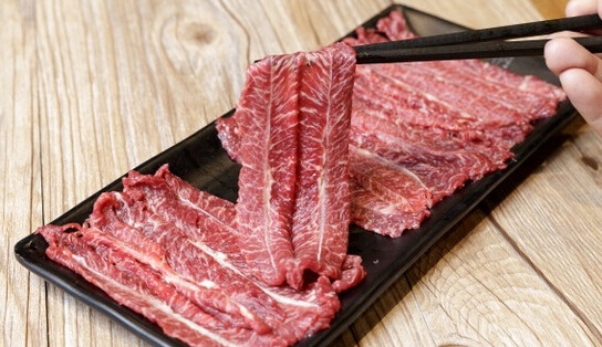 這個(gè)城市400多家潮汕牛肉火鍋，今冬只剩下101家，原來(lái)被串串香給頂了