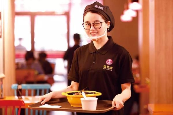 沒(méi)有廚師，無(wú)人點(diǎn)餐！他4年開(kāi)出300多家店，日銷高達(dá)10萬(wàn)碗！