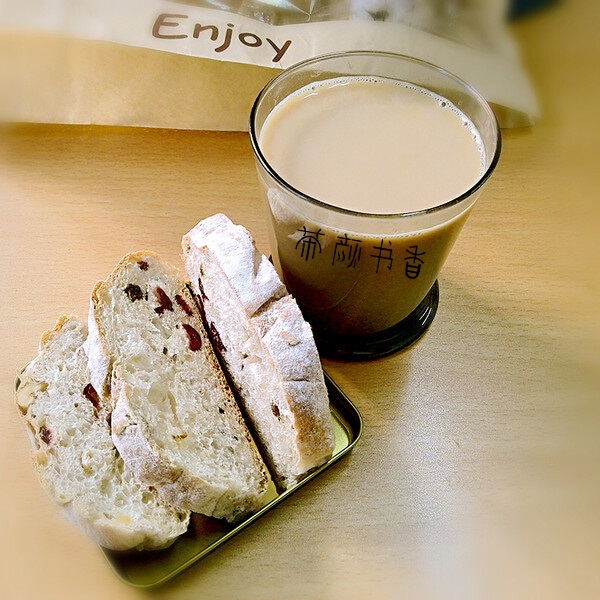 茶顏書香“茶飲+歐包”的輕餐飲模式，備受消費(fèi)者歡迎