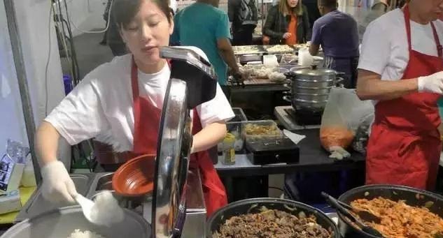 中國(guó)蓋澆飯?jiān)谟?guó)火了，每天幾百份不夠賣