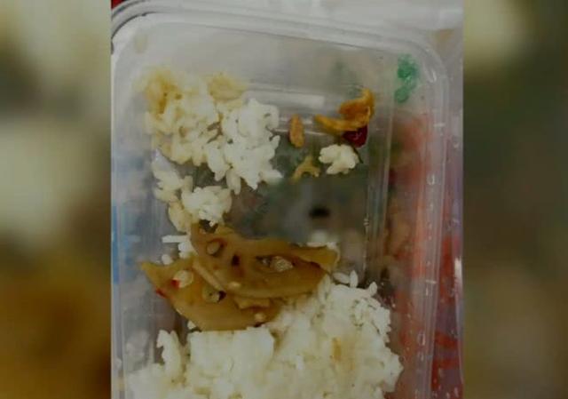 外賣里現(xiàn)老鼠屎，餐廳退款卻不承認(rèn)飯菜里會有老鼠屎