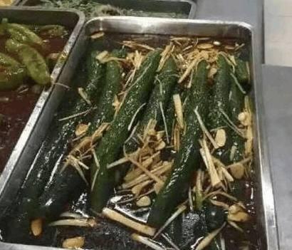 食堂大媽又出新菜啦！綠雞腿炒火龍果靠邊站，這才是黑暗料理！