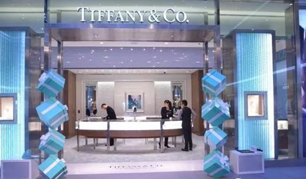 從時尚到過時，Tiffany藍是這樣一步步被餐飲人用廢的！