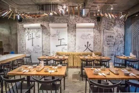 “網(wǎng)紅”茶飲店后廚臟亂差，網(wǎng)紅：這個(gè)鍋我們不背！