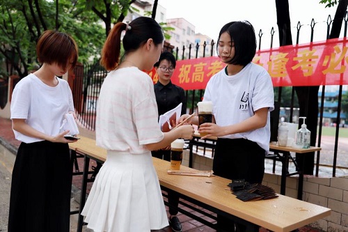 1314茶專(zhuān)設(shè)學(xué)校服務(wù)點(diǎn)  用行動(dòng)為高考學(xué)子加油