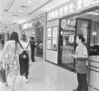 這就是餐飲的未來(lái)嗎？年輕人當(dāng)老板，大媽大嬸當(dāng)服務(wù)員