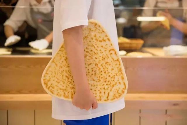 不斷“試錯”的西貝，這次開了家“三角肉夾饃+咖啡”的餐廳……