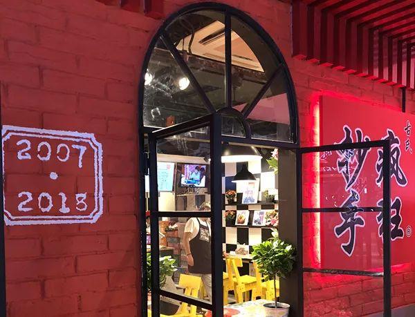 不到20種產(chǎn)品，8個餐位，日銷過萬。TA是最早的“網(wǎng)紅”！