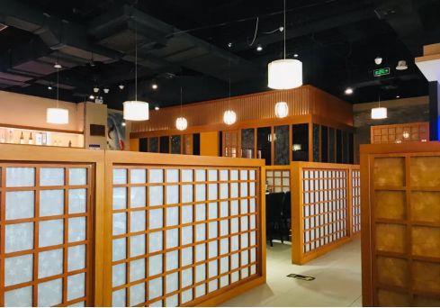 在競爭激烈的日料紅?！耙倭⒉坏埂?，這家日料老店做對了什么？