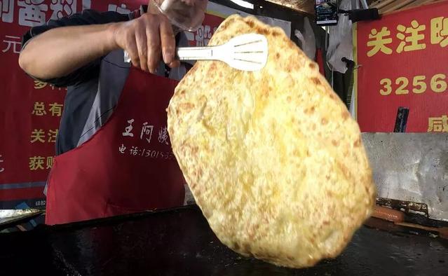 每天工作8個小時，賣200多個灌餅，月入4萬還買了兩套房！