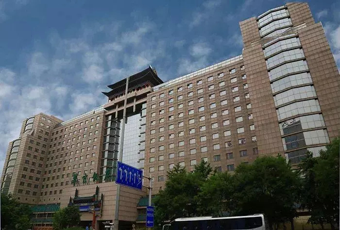 京東買下翠宮飯店辦公用？透過(guò)高端飯店的衰落看餐飲 | 餐見(jiàn)
