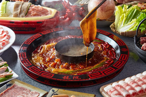 龍?jiān)豪匣疱?，東灶餐飲12年匠心之作，舌尖上的川粵美食