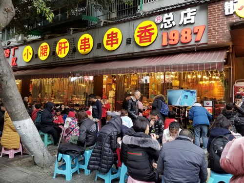  成都鋼管廠五區(qū)小郡肝串串香傳承匠心品質(zhì)，火爆實至名歸