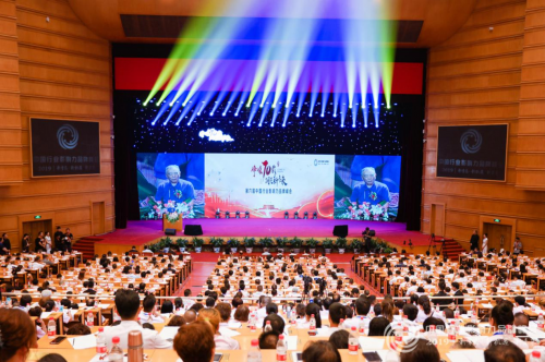  第六屆中國行業(yè)影響力品牌峰會，雅座CEO白昱對話央視康輝