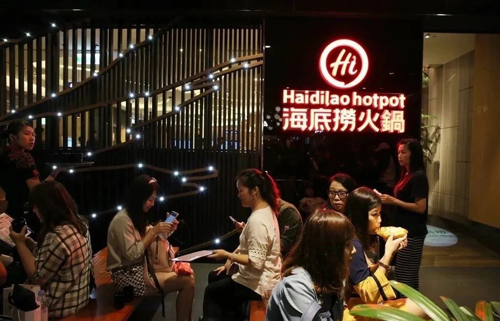 餐飲大事件202期｜  海底撈半年凈虧10億，股價(jià)卻瘋漲；肯德基暫停使用吮指廣告語；百勝中國或?qū)?月在港上市|餐飲界