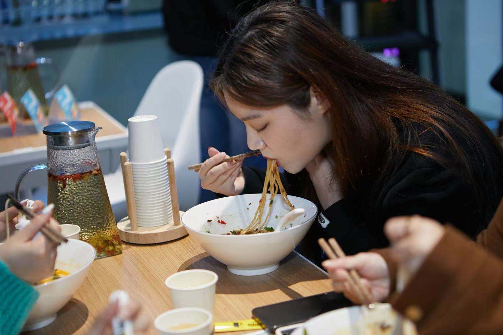 創(chuàng)新“智能面館”新賽道 ，數(shù)字化賦能掘金千億級(jí)面類(lèi)市場(chǎng)|餐飲界