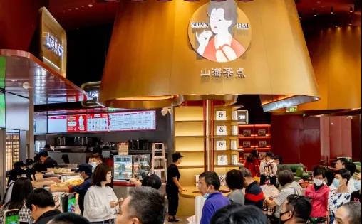 茶飲x漢服、火鍋x啤酒、咖啡x電競，跨界聯(lián)名店又有啥新玩法？