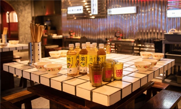喜茶瓶裝跨界合作朱光玉火鍋，化身國慶成都熱門打卡地