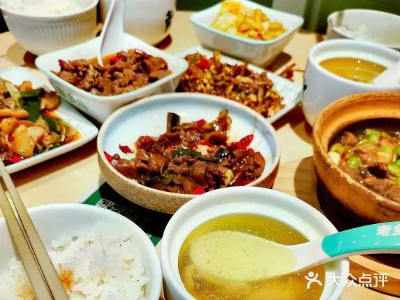被成人小飯桌“打臉”的快餐 該走向何方？|餐飲界